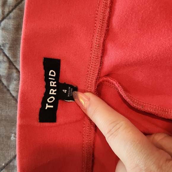 Torrid Sz 4 Coral Pencil Stretch Skirt back small slit preowned - Picture 4 of 6